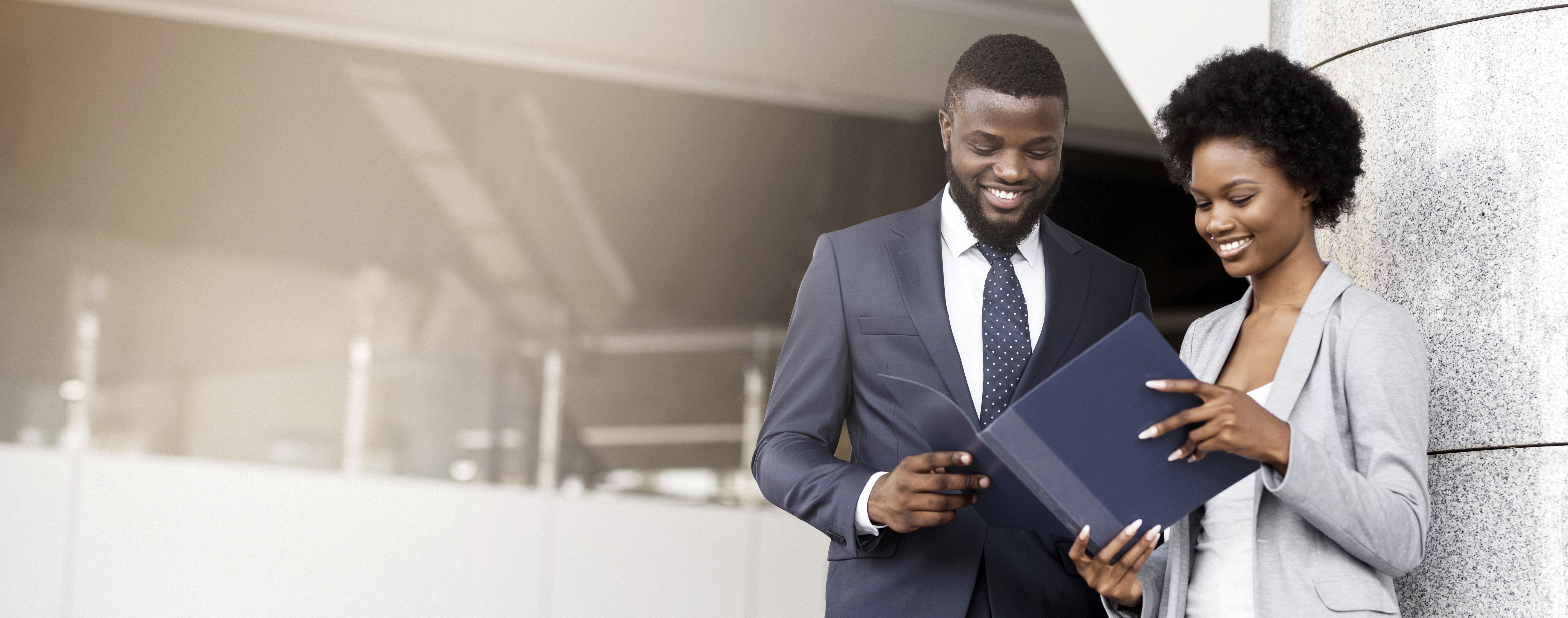 Deux professionnels souriants et discutant
