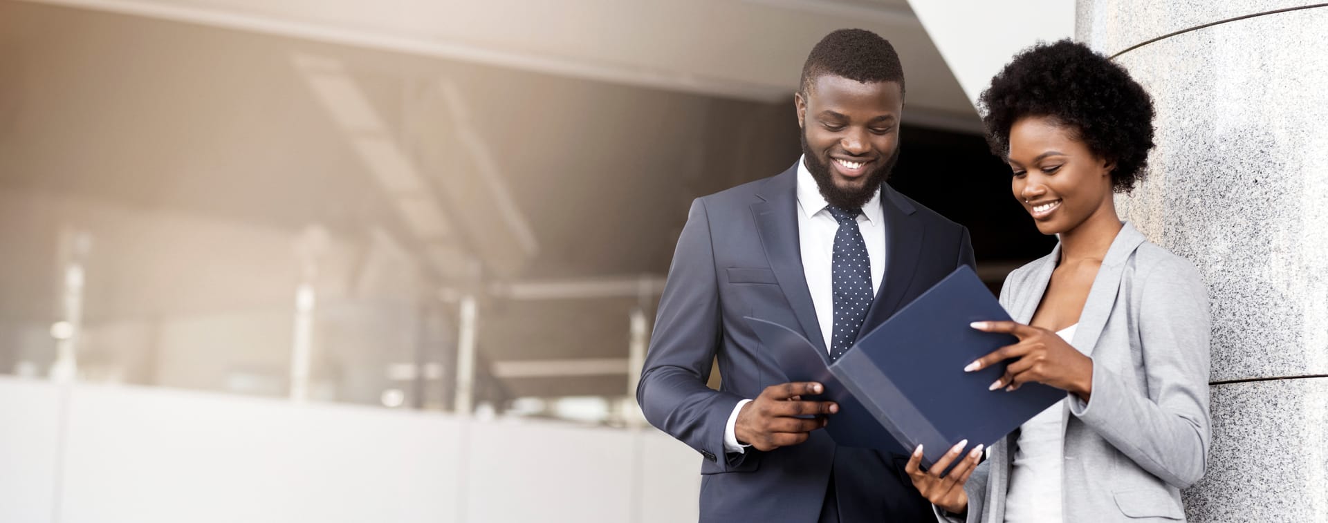 Deux professionnels souriants et discutant